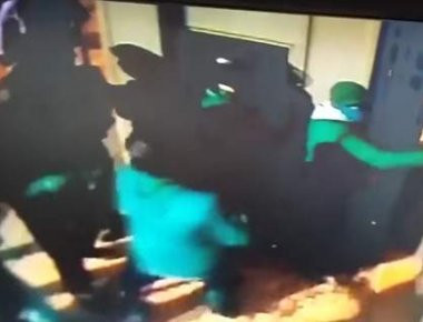 Καρέ-καρέ η επίθεση των αναρχικών στα γραφεία του Λαϊκού Συνδέσμου στην Μεσογείων (βίντεο)